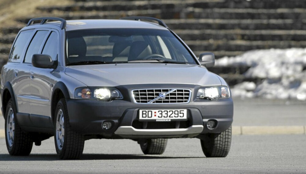 HØY: Ekstra bakkeklaring og røffe plastdetaljer er kjennemerker for Volvo XC70 fra 2001-2007. HØY: Ekstra bakkeklaring og røffe plastdetaljer er kjennemerker for Volvo XC70 fra 2001-2007.