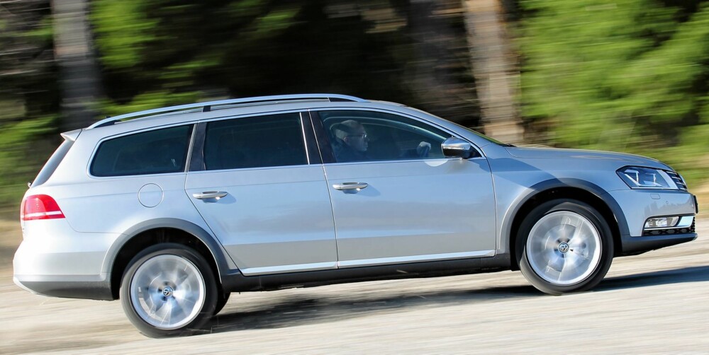 PYNT MED INNHOLD: I likhet med andre hevede stasjonsvogner med firehjulsdrift, som Volvo XC70 og Audis Allroad-versjoner, har VW Passat Alltrack skjermlister i kontrastfarge og skliplater i metall under front og hekk. FOTO: Terje Bjørnsen PYNT MED INNHOLD: I likhet med andre hevede stasjonsvogner med firehjulsdrift, som Volvo XC70 og Audis Allroad-versjoner, har VW Passat Alltrack skjermlister i kontrastfarge og skliplater i metall under front og hekk. FOTO: Terje Bjørnsen