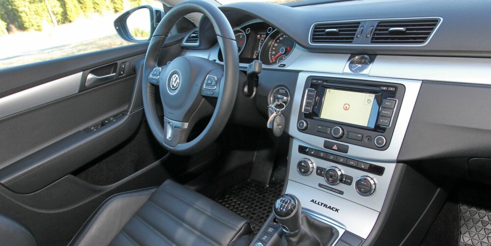 RYDDIG: Innvendig er VW Passat Alltrack lik en vanlig Passat. Det er godt, for få biler kan skilte med like gjennomført funksjonalitet og ergonomi. FOTO: Terje Bjørnsen RYDDIG: Innvendig er VW Passat Alltrack lik en vanlig Passat. Det er godt, for få biler kan skilte med like gjennomført funksjonalitet og ergonomi. FOTO: Terje Bjørnsen