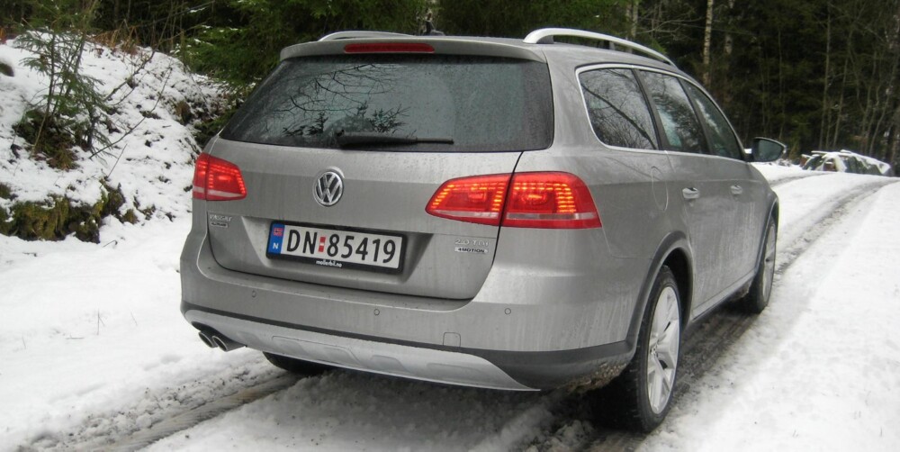 HYTTEVEI: Alltrack har beskyttelsesplater/skiplater på undersiden, både foran og bak. FOTO: Martin Jansen HYTTEVEI: Alltrack har beskyttelsesplater/skiplater på undersiden, både foran og bak. FOTO: Martin Jansen