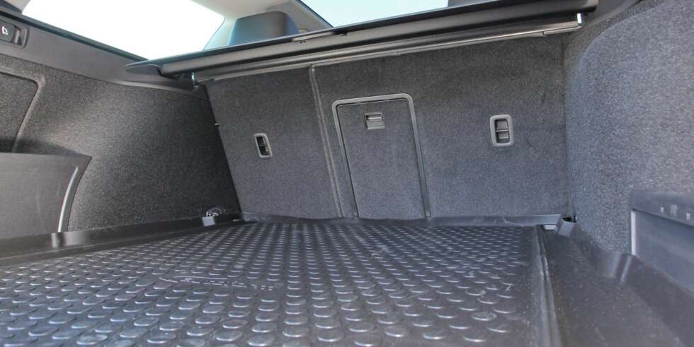 PLASS: Bagasjeromsplassen er som i en vanlig Passat, 588-1716 liter. FOTO: Terje Bjørnsen PLASS: Bagasjeromsplassen er som i en vanlig Passat, 588-1716 liter. FOTO: Terje Bjørnsen