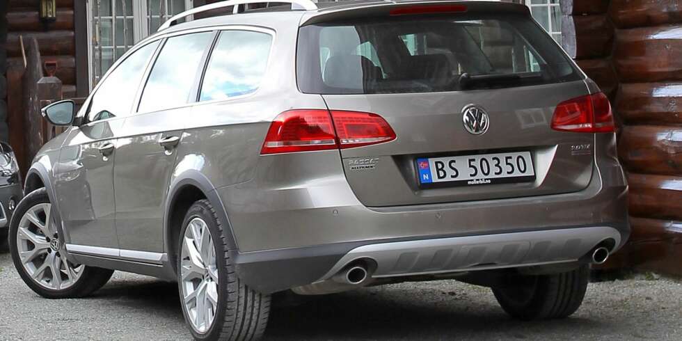 HYTTEBILEN: VW Passat Alltrack kler den nye norske hyttelivsstilen som hånd i hanske. FOTO: Petter Handeland HYTTEBILEN: VW Passat Alltrack kler den nye norske hyttelivsstilen som hånd i hanske. FOTO: Petter Handeland