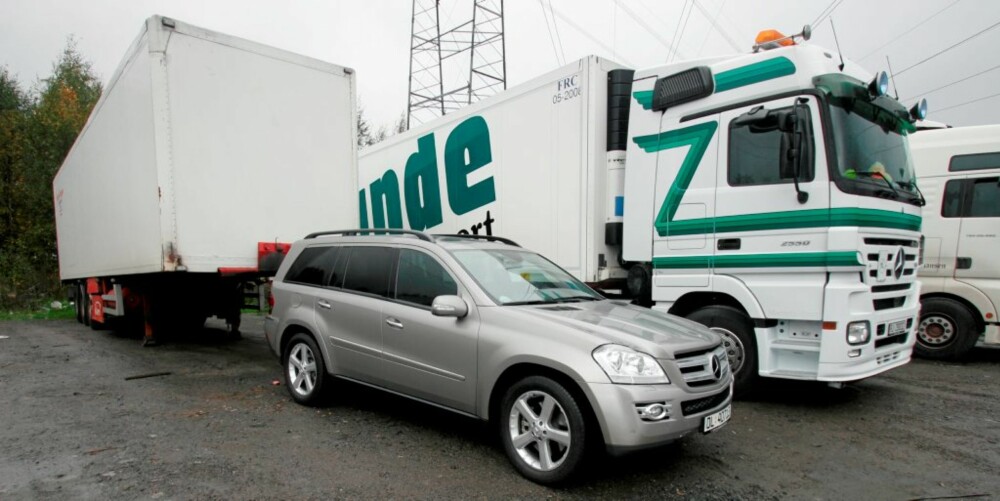 LITEN LASTEBIL: Nei, Mercedes-Benz GL-klasse er ikke like stor som en semitrailer. Men den minner likevel mer om sin lastebilstorebror av samme merke enn en A-klasse... LITEN LASTEBIL: Nei, Mercedes-Benz GL-klasse er ikke like stor som en semitrailer. Men den minner likevel mer om sin lastebilstorebror av samme merke enn en A-klasse...