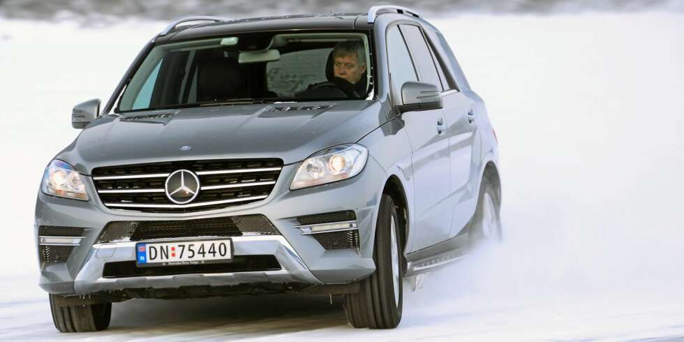 GOD GLID: Mercedes ML 250 BlueTec er høy og nesten 2,2 tonn tung. Det merker du i skarpe svinger på glatt underlag - dekkenes grep settes på harde prøver. Ingenting glir så godt sidelengs som en stor SUV. FOTO: Egil Nordlien, HM Foto GOD GLID: Mercedes ML 250 BlueTec er høy og nesten 2,2 tonn tung. Det merker du i skarpe svinger på glatt underlag - dekkenes grep settes på harde prøver. Ingenting glir så godt sidelengs som en stor SUV. FOTO: Egil Nordlien, HM Foto