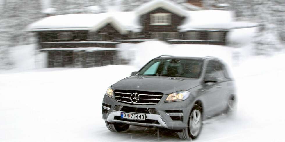 RETTE ELEMENT: Mercedes ML 250 BlueTec og lafta tømmer er god match. Bilen passer i et hyttefelt for velstående. FOTO: Egil Nordlien, HM Foto RETTE ELEMENT: Mercedes ML 250 BlueTec og lafta tømmer er god match. Bilen passer i et hyttefelt for velstående. FOTO: Egil Nordlien, HM Foto
