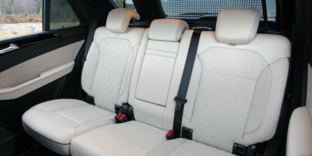 GOD PLASS: ML er litt smalere enn Range Rover, men har bedre benplass i baksetet og betydelig større bagasjerom. Oppgitt volum er 690 liter. GOD PLASS: ML er litt smalere enn Range Rover, men har bedre benplass i baksetet og betydelig større bagasjerom. Oppgitt volum er 690 liter.