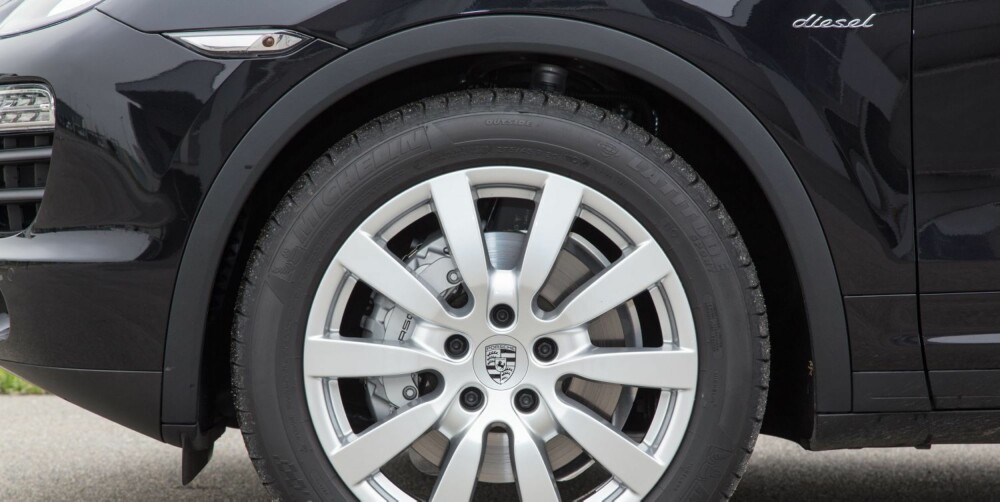 DISKRE: Skriften på hekken avslører ikke noe om drivstofftypen. Det lille dieselmerket må du lete opp foran fordørene. FOTO: Porsche DISKRE: Skriften på hekken avslører ikke noe om drivstofftypen. Det lille dieselmerket må du lete opp foran fordørene. FOTO: Porsche