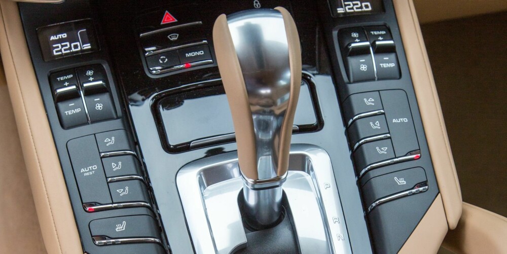 GIR: 8-trinns automatgir er standard og sjalter uten at du tenker over hva som skjer. Tross en voldsom knappeflora er det logikk i plassering og funksjoner. FOTO: Porsche GIR: 8-trinns automatgir er standard og sjalter uten at du tenker over hva som skjer. Tross en voldsom knappeflora er det logikk i plassering og funksjoner. FOTO: Porsche