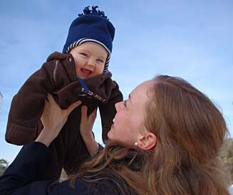 EN GLAD GUTT: Mamma Tonje med lille Ulrik (8 md.). EN GLAD GUTT: Mamma Tonje med lille Ulrik (8 md.).