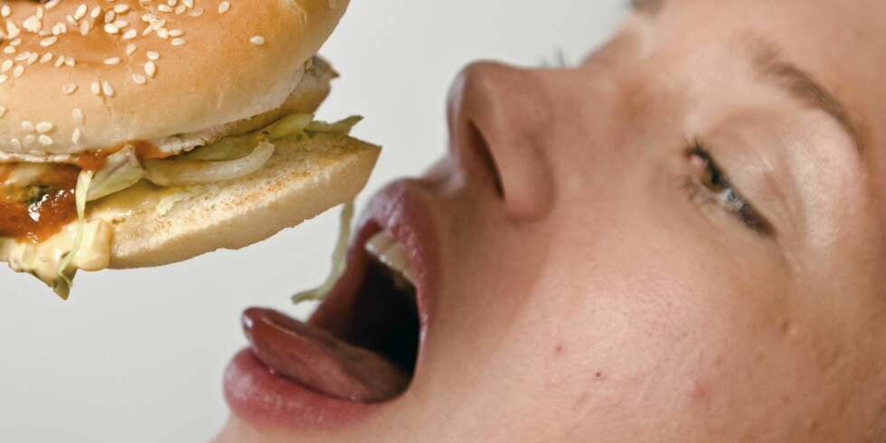 BURGER: Hamburger, ost og bacon er proppet med proteiner og fett, mens hvitt brød og pommes frites er karbo-bomber. BURGER: Hamburger, ost og bacon er proppet med proteiner og fett, mens hvitt brød og pommes frites er karbo-bomber.