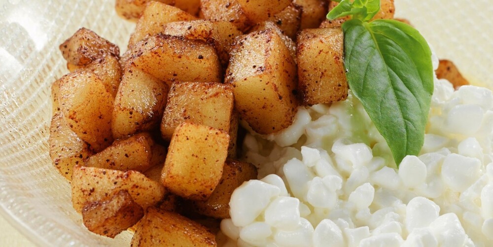 NOE SØTT: Woket eple med cottage cheese er et søtt forslag til mellommåltid eller dessert. NOE SØTT: Woket eple med cottage cheese er et søtt forslag til mellommåltid eller dessert.