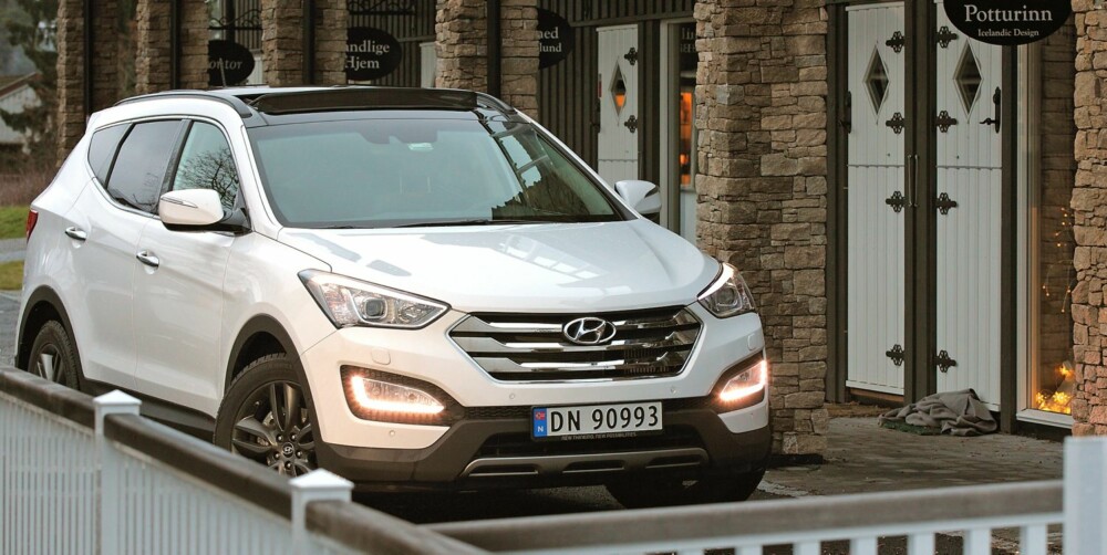 BARSK OG MODERNE: Hyundai har tatt syvmilsteg på design de siste årene, og Santa Fe er ikke et unntak. Den nye SUV-en ha moderne linjer og barsk framtoning. FOTO: Petter Handeland BARSK OG MODERNE: Hyundai har tatt syvmilsteg på design de siste årene, og Santa Fe er ikke et unntak. Den nye SUV-en ha moderne linjer og barsk framtoning. FOTO: Petter Handeland