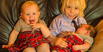 Amelia med storebror Adrian og Storesøster Amanda på julaften. Amelia med storebror Adrian og Storesøster Amanda på julaften.