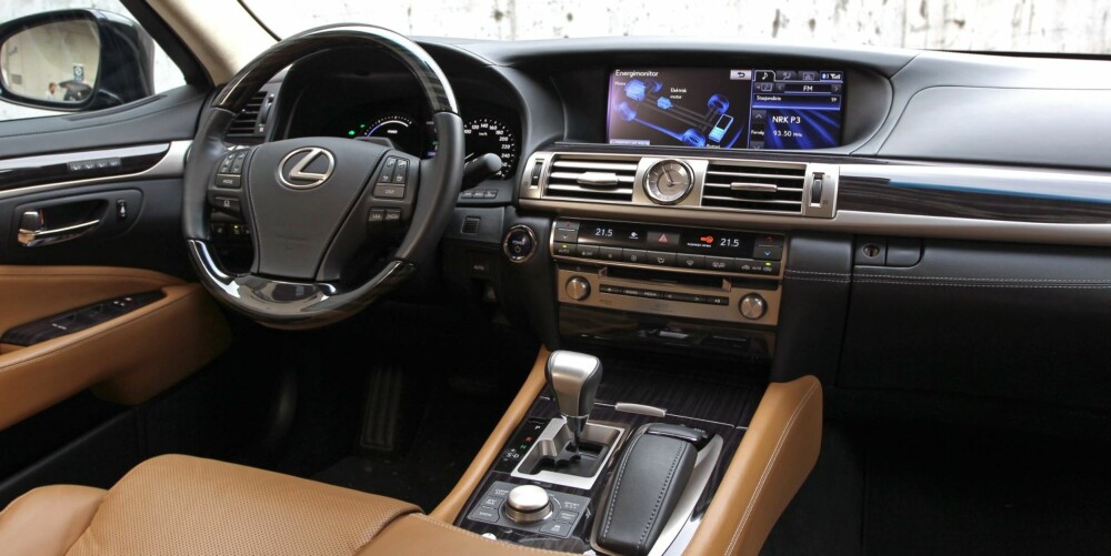 TEKNOBORG: Testbilen er toppmodell og har alt Lexus kan by på. Der i blant klimaanlegg med nanoteknologi som tilpasser seg etter førerens temperatur. TEKNOBORG: Testbilen er toppmodell og har alt Lexus kan by på. Der i blant klimaanlegg med nanoteknologi som tilpasser seg etter førerens temperatur.