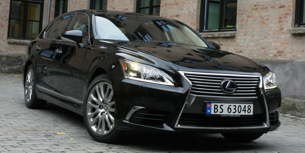 MASSIV: Lexus LS 600h er en massiv bil som oser makt. FOTO: Petter Handeland MASSIV: Lexus LS 600h er en massiv bil som oser makt. FOTO: Petter Handeland