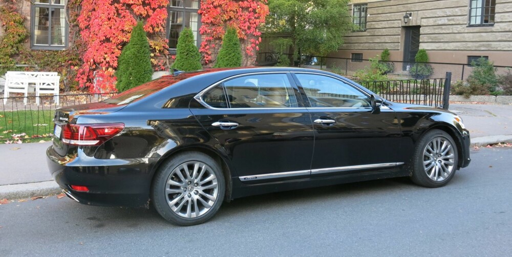 VELLYKKET: Ansiktsløftet på den gigantiske Lexus-en er vellykket. FOTO: Martin Jansen VELLYKKET: Ansiktsløftet på den gigantiske Lexus-en er vellykket. FOTO: Martin Jansen