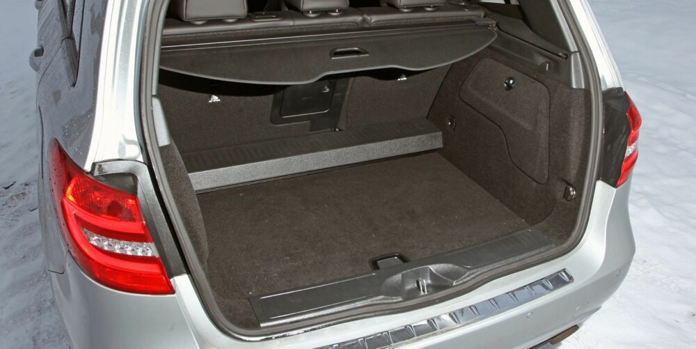 IKKE FAMILIEKLASSE: Lasteplassen holder ikke helt mål når du sammenligner med store SUV-modeller og stasjonsvogner med 4WD i 400 000 kroners-klassen. IKKE FAMILIEKLASSE: Lasteplassen holder ikke helt mål når du sammenligner med store SUV-modeller og stasjonsvogner med 4WD i 400 000 kroners-klassen.