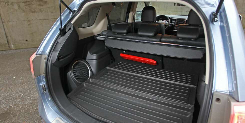 IKKE SJUSETER: Outlander PHEV kommer kun som femseter - ikke sjuseter som vanlige Outlander. Bagasjerommet er dessuten noen skarve liter mindre i hybriden. 463 liter er uansett nok for de fleste. IKKE SJUSETER: Outlander PHEV kommer kun som femseter - ikke sjuseter som vanlige Outlander. Bagasjerommet er dessuten noen skarve liter mindre i hybriden. 463 liter er uansett nok for de fleste.