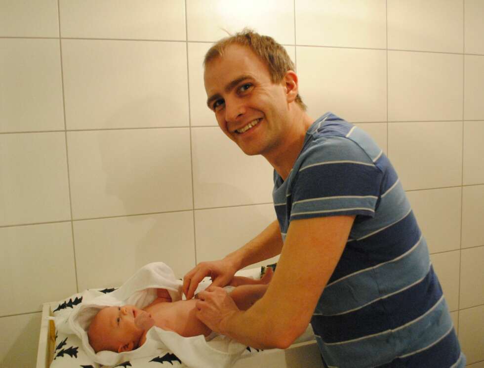 MANNFOLKJOBB: Du er ikke mann før du kan stelle barnet ditt, mener Ole Morten Knudsen. Her er det datteren Ellie som får ren bleie. MANNFOLKJOBB: Du er ikke mann før du kan stelle barnet ditt, mener Ole Morten Knudsen. Her er det datteren Ellie som får ren bleie.