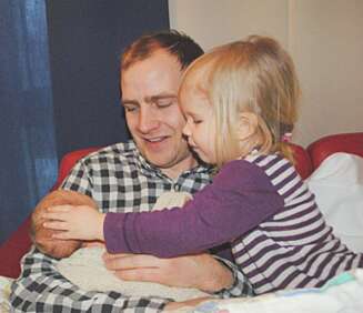 SUPERPAPSEN: Ole Morten Knudsen er pappa til Thelma og Ellie, og skriver bloggen Superpapsen. SUPERPAPSEN: Ole Morten Knudsen er pappa til Thelma og Ellie, og skriver bloggen Superpapsen.