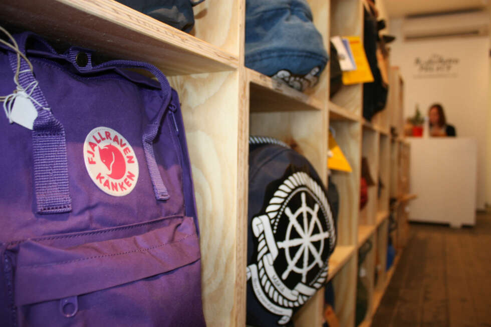 INTERNASJONAL INTERESSE: De siste årene har det det dukket opp flere butikker som selger Fjällräven-sekker. Her ser du en lilla versjon hos The Brokedown Palace. INTERNASJONAL INTERESSE: De siste årene har det det dukket opp flere butikker som selger Fjällräven-sekker. Her ser du en lilla versjon hos The Brokedown Palace.