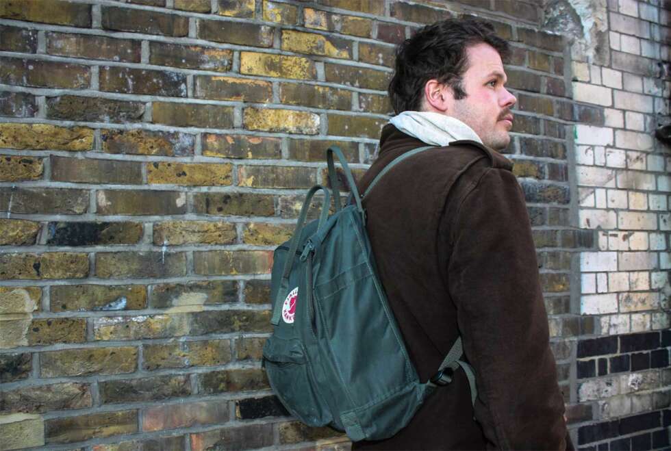 STILIG: Matt liker kontraster, og synes ryggsekken passer inn i Londons gater. Han liker Kånken-sekken både fordi den er praktisk, etisk og ikke minst sexy. STILIG: Matt liker kontraster, og synes ryggsekken passer inn i Londons gater. Han liker Kånken-sekken både fordi den er praktisk, etisk og ikke minst sexy.