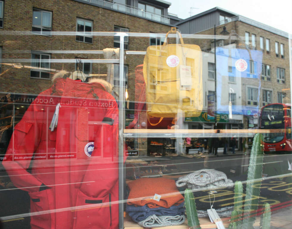 FJELL OG BY: Hvis du vandrer langs gatene i London, kan det fort dukke opp et par velkjente sekker. Article Shop i Shoreditch er en av flere klesbutikker som tar inn Fjällräven-merket. FJELL OG BY: Hvis du vandrer langs gatene i London, kan det fort dukke opp et par velkjente sekker. Article Shop i Shoreditch er en av flere klesbutikker som tar inn Fjällräven-merket.