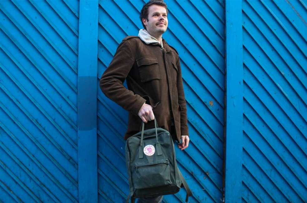 HOLD DEN I HÅNDEN: Både Matt og Frank mener sekken ser best ut når den holdes i hånden. - Jeg tror flere menn synes det er greit med håndveske i storbyene, sier Matt. - Det er mer akseptert å mikse det feminine og maskuline. HOLD DEN I HÅNDEN: Både Matt og Frank mener sekken ser best ut når den holdes i hånden. - Jeg tror flere menn synes det er greit med håndveske i storbyene, sier Matt. - Det er mer akseptert å mikse det feminine og maskuline.