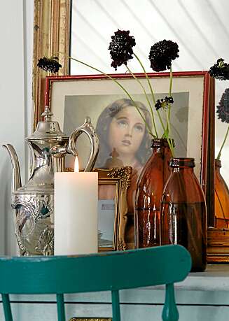 STILLEBEN. Det skal være mye dekor samlet i grupper. Bring inn det romantiske og nostalgiske med madonnabilder eller gamle familiebilder. Stilen oppfordrer til å hente fram minnene og vise dem fram. STILLEBEN. Det skal være mye dekor samlet i grupper. Bring inn det romantiske og nostalgiske med madonnabilder eller gamle familiebilder. Stilen oppfordrer til å hente fram minnene og vise dem fram.