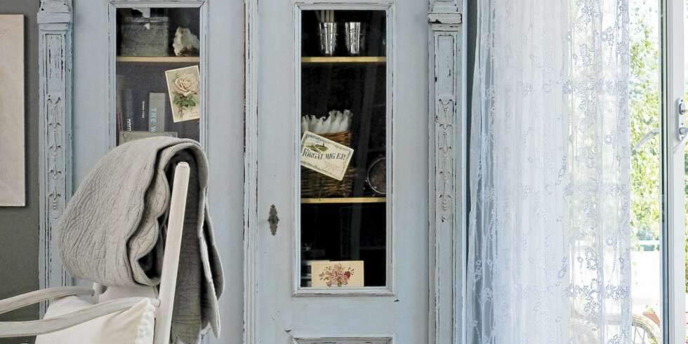 BLONDEDRØMMER: Dueblått, slitt skap og blafrende blondegardiner understreker den romantiske stilen som er en del av Shabby Chic. BLONDEDRØMMER: Dueblått, slitt skap og blafrende blondegardiner understreker den romantiske stilen som er en del av Shabby Chic.