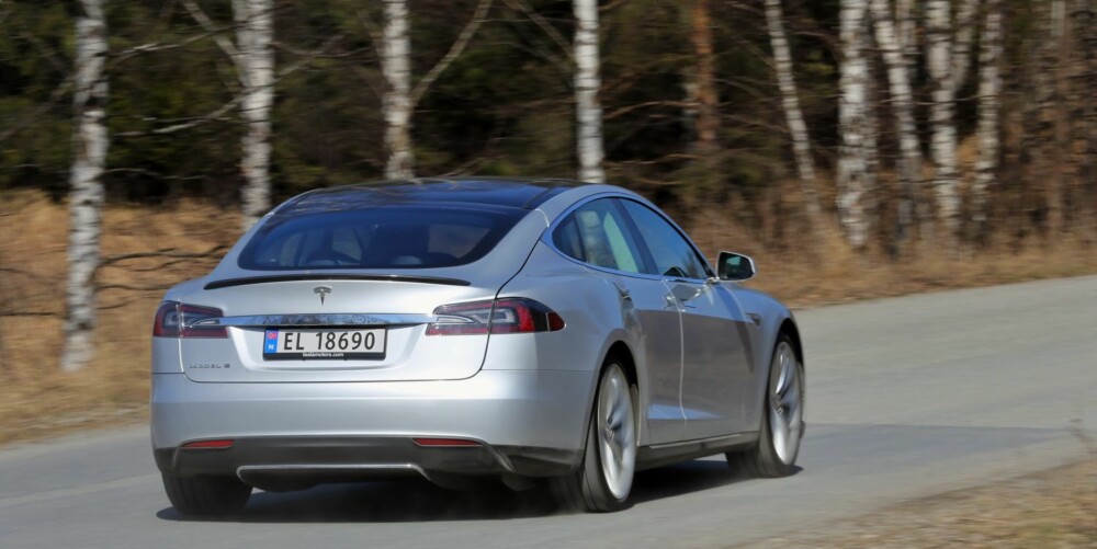 SPARKER FRA: Et hardt trykk på gassen og Tesla Model S stormer avgårde. Bilen er nesten uvirkelig rask, særlig når du tar størrelse og vekt i betraktning. SPARKER FRA: Et hardt trykk på gassen og Tesla Model S stormer avgårde. Bilen er nesten uvirkelig rask, særlig når du tar størrelse og vekt i betraktning.