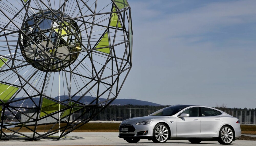 NY MÅLESTOKK: Tesla Model S endrer maktbalansen i bilverden. Nå er BMW, Audi og Mercedes-Benz nødt til å måle seg mot Tesla når det gjelder elektriske biler. NY MÅLESTOKK: Tesla Model S endrer maktbalansen i bilverden. Nå er BMW, Audi og Mercedes-Benz nødt til å måle seg mot Tesla når det gjelder elektriske biler.