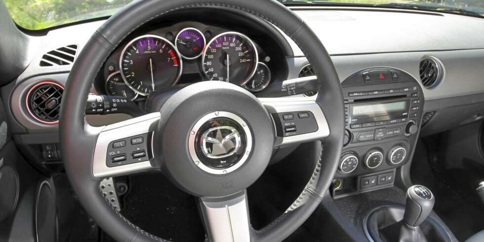 KLASSISK: Instrumentbordet i Mazda MX-5 holder seg til godt etablert sportsbiltradisjon. KLASSISK: Instrumentbordet i Mazda MX-5 holder seg til godt etablert sportsbiltradisjon.