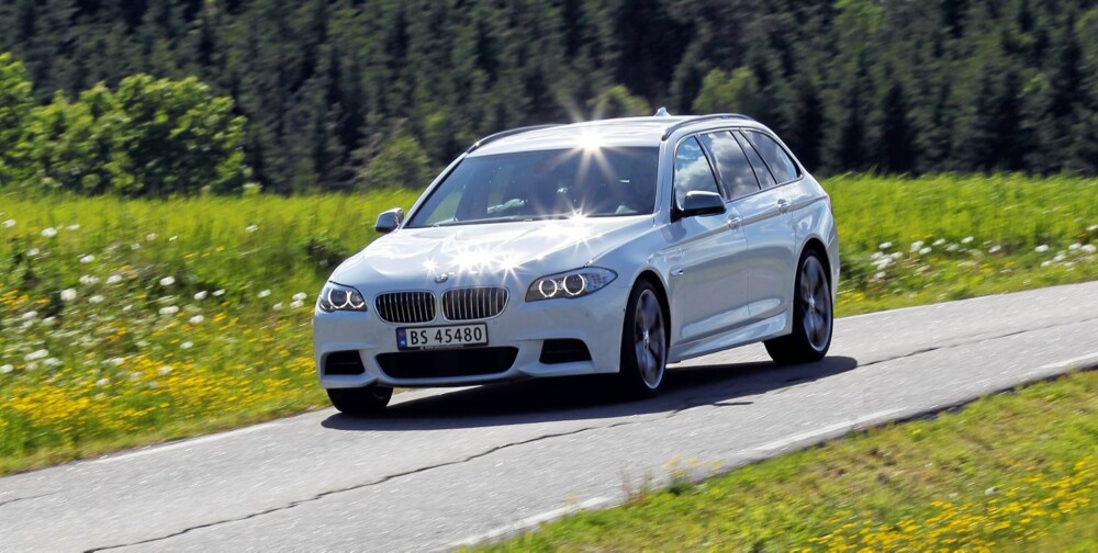 TUNG BIL: Med en egenvekt inkludert fører på 2065 kilo, er BMW M550d xDrive omtrent like tung som de store luksus-SUV-ene. TUNG BIL: Med en egenvekt inkludert fører på 2065 kilo, er BMW M550d xDrive omtrent like tung som de store luksus-SUV-ene.