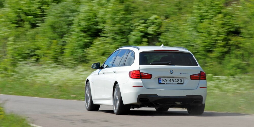 FOR AUTOBAHN: I utgangspunktet er dette en bil som er laget for raske transportetapper på Autobahn. Likevel er den imponerende sportslig på norske småveier. FOR AUTOBAHN: I utgangspunktet er dette en bil som er laget for raske transportetapper på Autobahn. Likevel er den imponerende sportslig på norske småveier.