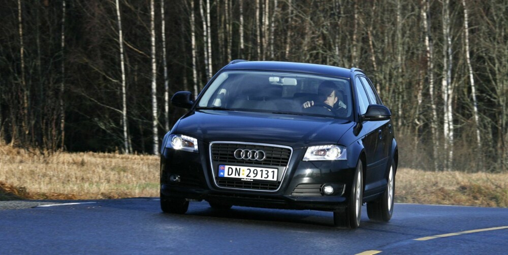 FACELIFT: Det er i fronten du ser best om A3 er fra før eller etter faceliften i 2008. Med xenonlys har lyktene LED kjørelys (bildet). Med vanlige lys, ligger kjørelyset som en stripe under lykten. FACELIFT: Det er i fronten du ser best om A3 er fra før eller etter faceliften i 2008. Med xenonlys har lyktene LED kjørelys (bildet). Med vanlige lys, ligger kjørelyset som en stripe under lykten.