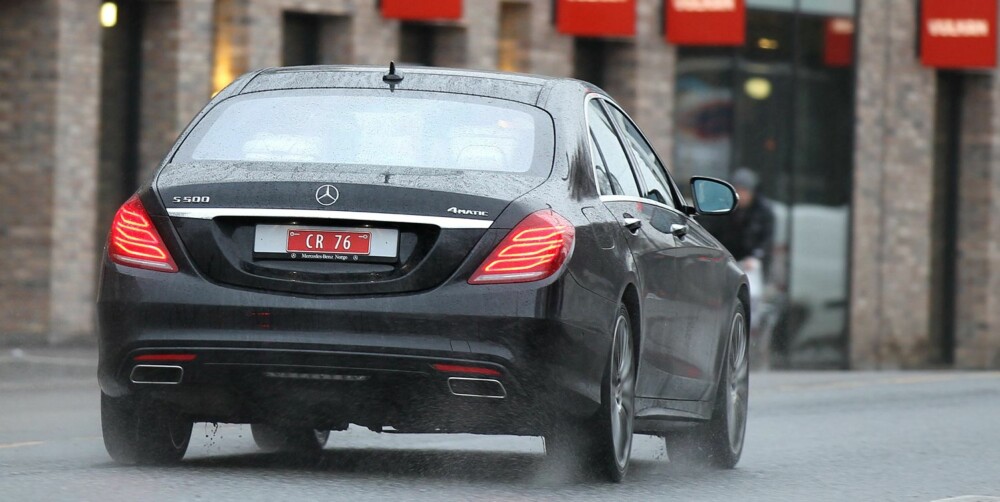 FIREHJULSDRIFT: S 500-versjonen har V8-motor og 435 hk. Testbilen har 4Matic, Mercedes' betegnelse på firehjulsdrift. Den sørger for godt grep også der det er glatt og er definitivt noe vi ville valgt til på en S-klasse som skal brukes i Norge. FOTO: Petter Handeland FIREHJULSDRIFT: S 500-versjonen har V8-motor og 435 hk. Testbilen har 4Matic, Mercedes' betegnelse på firehjulsdrift. Den sørger for godt grep også der det er glatt og er definitivt noe vi ville valgt til på en S-klasse som skal brukes i Norge. FOTO: Petter Handeland