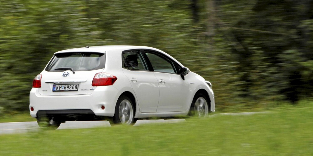 Toyota Auris HSD er noe høy og kort, men kler den spesielle hvitfargen bra. Toyota Auris HSD er noe høy og kort, men kler den spesielle hvitfargen bra.