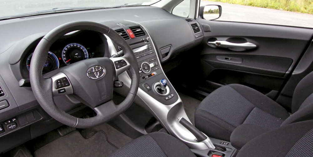 Førermiljøet i Toyota Auris HSD holder god kompaktklassestandard. Førermiljøet i Toyota Auris HSD holder god kompaktklassestandard.