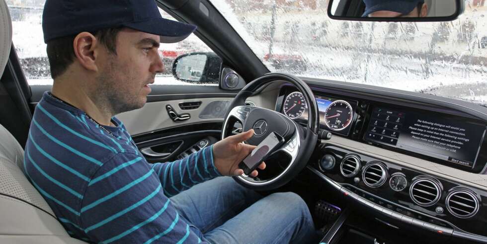 MERCEDES S-KLASSE: Tron Høgvold, journalist og ekspert på forbrukerteknologi i bladet HjemmePC, orienterer seg i overfloden av tekno i Mercedes S-klasse. MERCEDES S-KLASSE: Tron Høgvold, journalist og ekspert på forbrukerteknologi i bladet HjemmePC, orienterer seg i overfloden av tekno i Mercedes S-klasse.