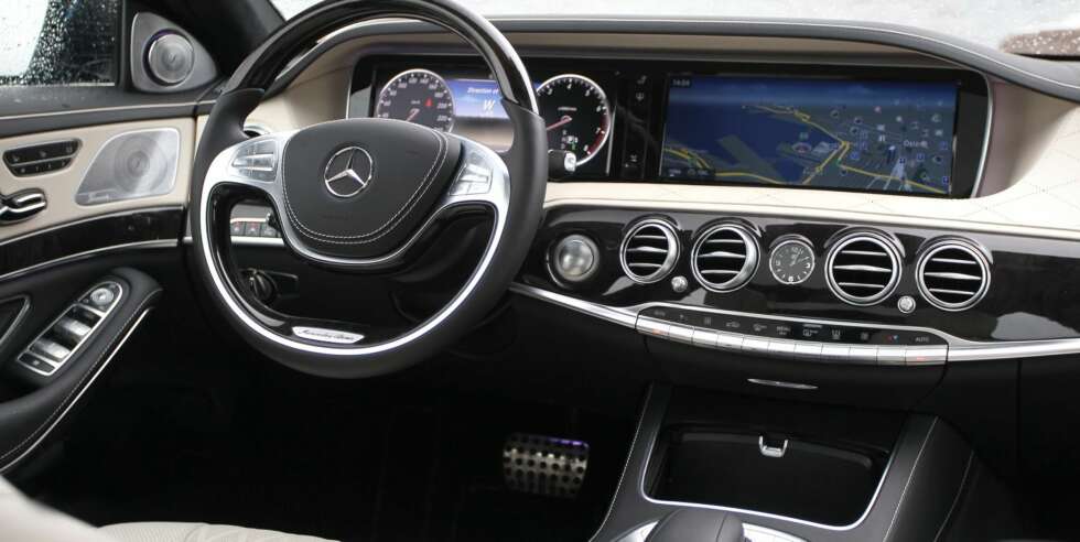 KLASSE: Mercedes S-klasse har to store, høyoppløste skjermer på 12,3 tommer dominerer dashbordet KLASSE: Mercedes S-klasse har to store, høyoppløste skjermer på 12,3 tommer dominerer dashbordet