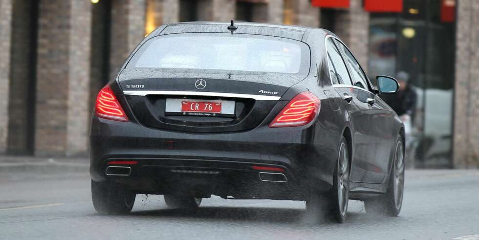 LUKSUSBIL: Mercedes S-klasse er en førsteklasses luksusbil. LUKSUSBIL: Mercedes S-klasse er en førsteklasses luksusbil.