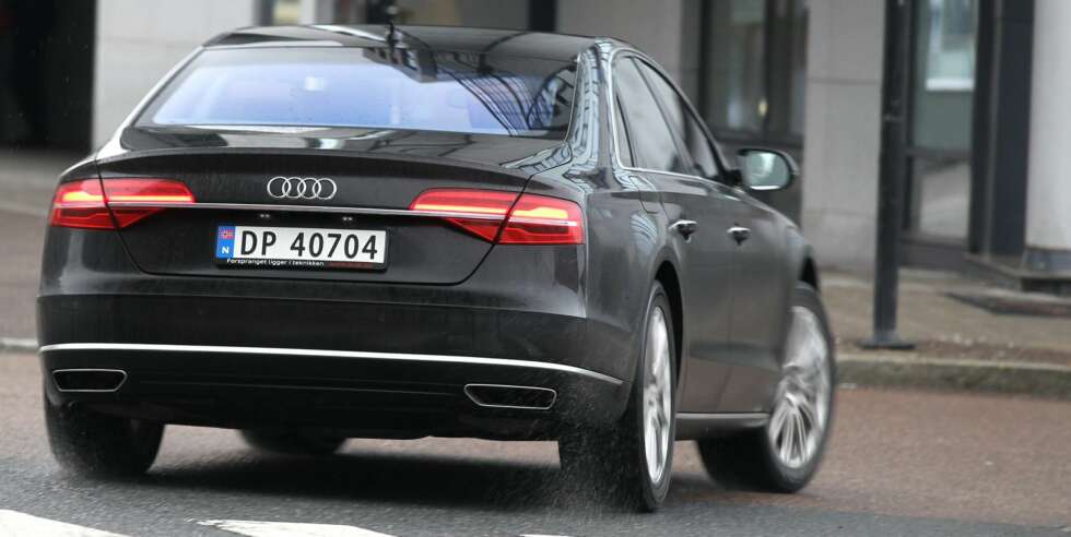 UTKLASSET: Det er ekstremt vanskelig å finne feil og mangler i en bil som Audi A8. Men, med helt nye Mercedes S-klasse ved sin side, blir vi stadig minnet på at A8 er noen år gammel. UTKLASSET: Det er ekstremt vanskelig å finne feil og mangler i en bil som Audi A8. Men, med helt nye Mercedes S-klasse ved sin side, blir vi stadig minnet på at A8 er noen år gammel.