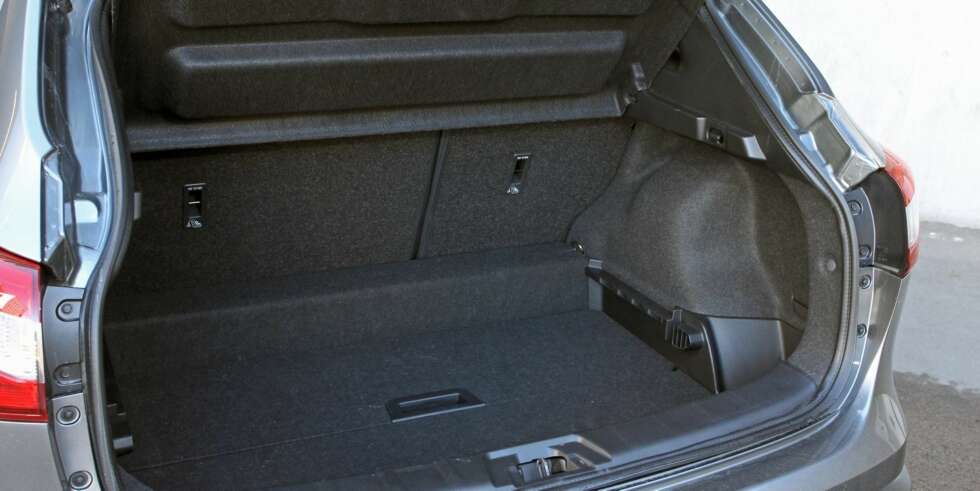 SMART LØSNING: Platen i bagasjerommet kan tas ut for bedre dybde. Den kan også settes på høykant slik at bagasje/matvarer etc. ikke slenger hit og dit. Oppgitt bagasjeromsvolum er 430 liter. SMART LØSNING: Platen i bagasjerommet kan tas ut for bedre dybde. Den kan også settes på høykant slik at bagasje/matvarer etc. ikke slenger hit og dit. Oppgitt bagasjeromsvolum er 430 liter.