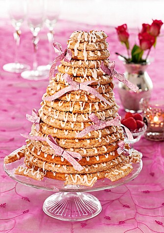 KAN FRYSES: Kransekake hører med på mange kakebord, og kan med fordel fryses. KAN FRYSES: Kransekake hører med på mange kakebord, og kan med fordel fryses.