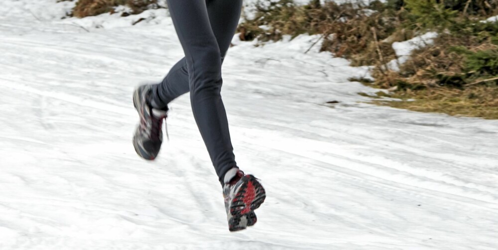 INTENSITET: Når det er som kaldest, kan en lett joggetur være greit. Men hardtreningen bør du gjøre innendørs, spesielt hvis du har hjerte- eller lungeproblemer. INTENSITET: Når det er som kaldest, kan en lett joggetur være greit. Men hardtreningen bør du gjøre innendørs, spesielt hvis du har hjerte- eller lungeproblemer.