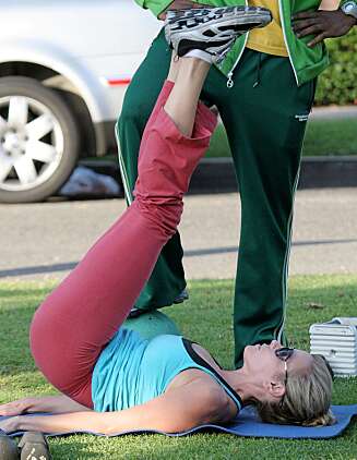 MORSOMT: Komiker Chelsea Handler er en av Hollywood-stjernene som trener yoga jevnlig. MORSOMT: Komiker Chelsea Handler er en av Hollywood-stjernene som trener yoga jevnlig.