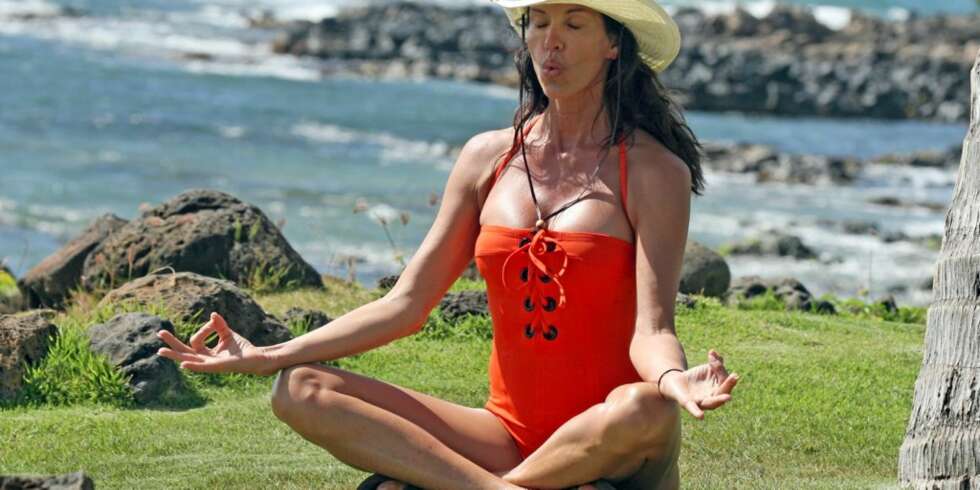 MEDITASJON: Janice Dickinson inntar lotusstillingen på Hawaii. MEDITASJON: Janice Dickinson inntar lotusstillingen på Hawaii.