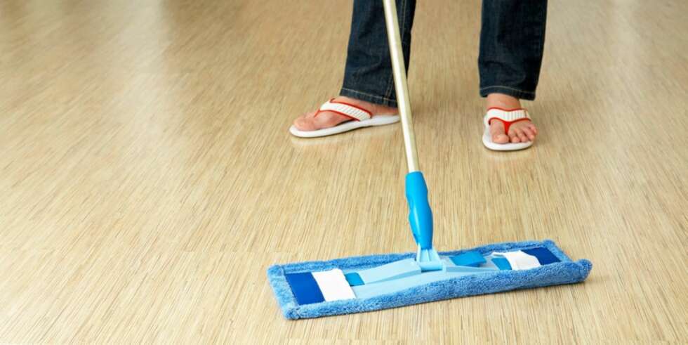 TØRR: Rengjøring bør foregå med minst mulig bruk av fuktighet. Tørrmopping er et godt alternativ. TØRR: Rengjøring bør foregå med minst mulig bruk av fuktighet. Tørrmopping er et godt alternativ.