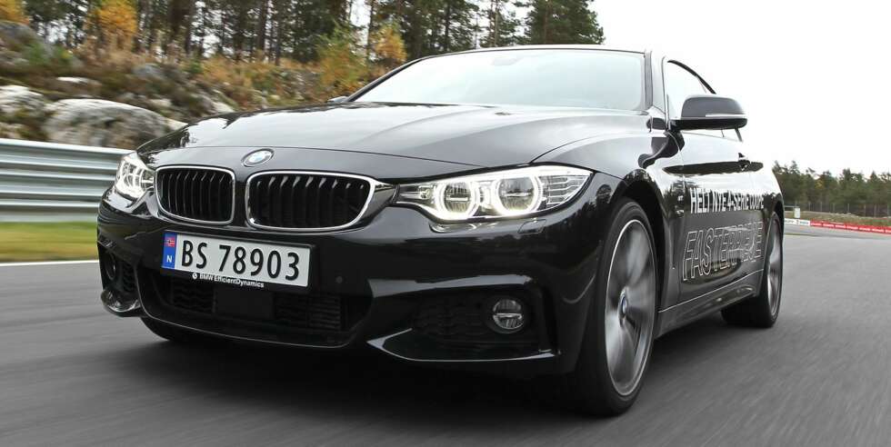 POSØRFAKTOREN: I våre øyne er det ingen tvil: Den nye BMW 4-serie har høy posørfaktor, i den gode betydningen av ordet. To dører, kun fire sitteplasser og lav takhøyde bak er praktiske ulemper ved karosseriformen. FOTO: Petter Handeland POSØRFAKTOREN: I våre øyne er det ingen tvil: Den nye BMW 4-serie har høy posørfaktor, i den gode betydningen av ordet. To dører, kun fire sitteplasser og lav takhøyde bak er praktiske ulemper ved karosseriformen. FOTO: Petter Handeland